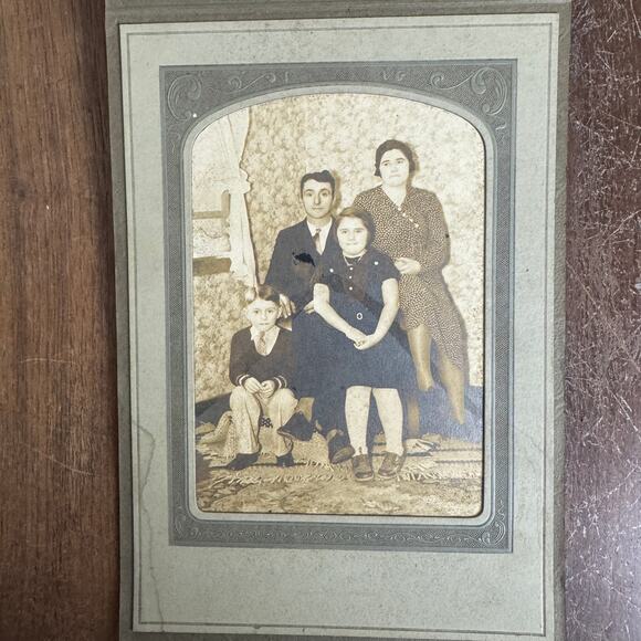 Vintage 1940s Family Portrait Snapshot Photograph in‎ Folding Card Stand - Picture 6 of 9